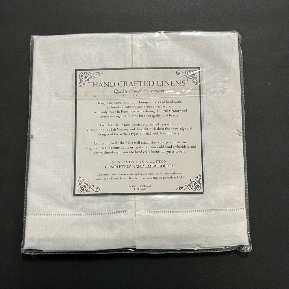 Christmas Poinsetta Guest Towels Set Of 2 Linen Blend 14” x 20” Embroidered NIP - Picture 4 of 7